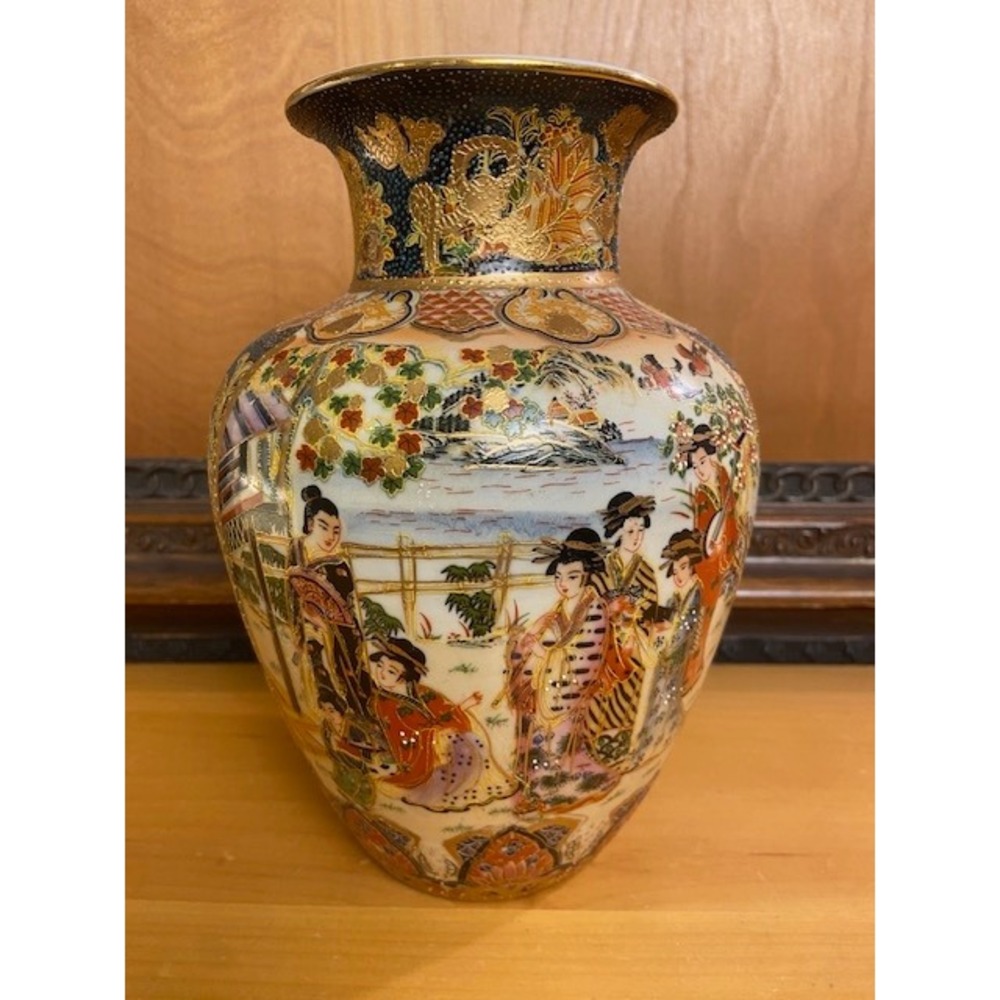 Japanese Royal Satsuma Moriage Vase Geisha Scene Hand Painted Gold Gilt Floral
